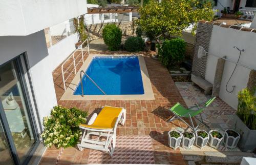 una vista aérea de una piscina en un patio trasero en Casa Vitória en São Brás de Alportel