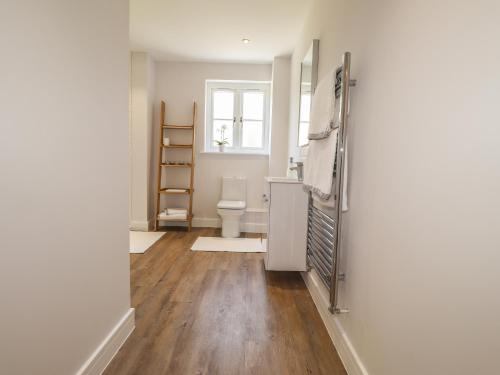 y baño con aseo y nevera. en Ty Owen, en Newport