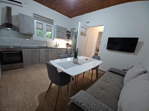 Η κουζίνα ή μικρή κουζίνα στο Beach House for up to 9 people near Olympia
