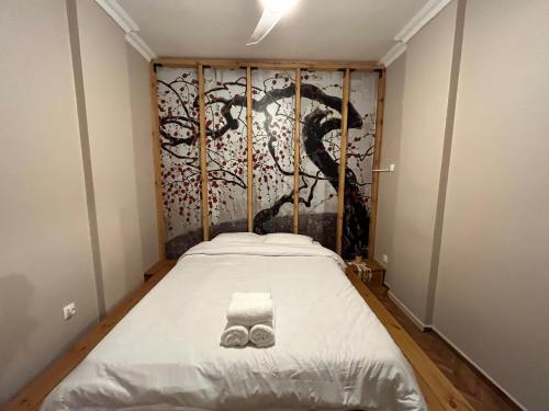 une chambre avec un lit avec deux pantoufles dessus dans l'établissement Bohemian Living, à Thessalonique