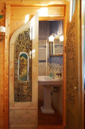 a bathroom with a sink and a mirror at La finestra sulla contea in Ovaro