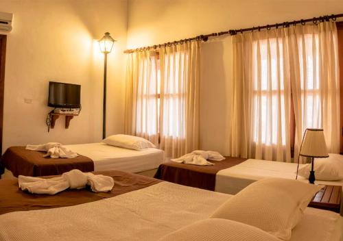 Roboré的住宿－Hotel Mami Vilma，一间酒店客房,设有两张床和电视