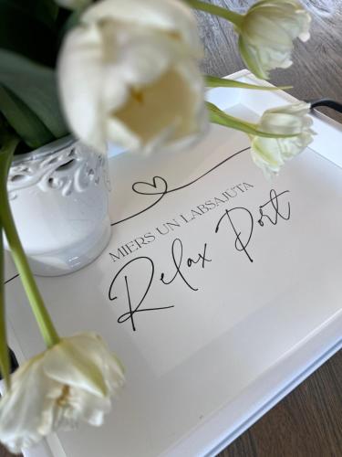 uma nota de agradecimento com flores sobre uma mesa em RELAX PORT em Bigauņciems