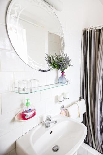 a white bathroom with a sink and a mirror at Stáj Newport in Dolní Domaslavice