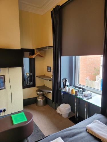 een hotelkamer met een bed en een raam bij Frederick Douglass - Rooms In The City in Edinburgh