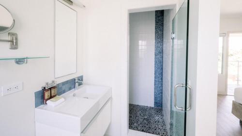 Ένα μπάνιο στο SCP Seven4One Hotel