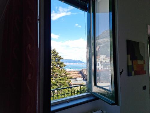 okno z widokiem na ocean w obiekcie La casa nel duomo Vietri sul Mare w mieście Vietri sul Mare