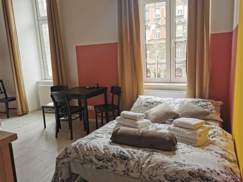 Ein Bett oder Betten in einem Zimmer der Unterkunft Tempo City Apartman