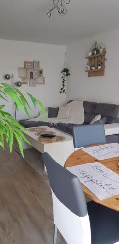 - un salon avec deux tables et un canapé dans l'établissement Marina, à Perpignan