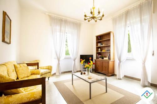 een woonkamer met een bank en een tafel bij Sunny Corner Apartment in Pisa