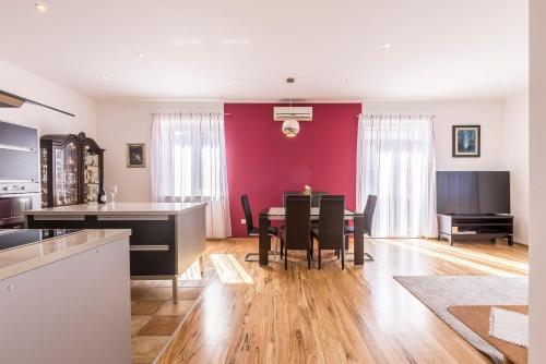 Ferula, 3 bedroom apartment near beach Bačvice