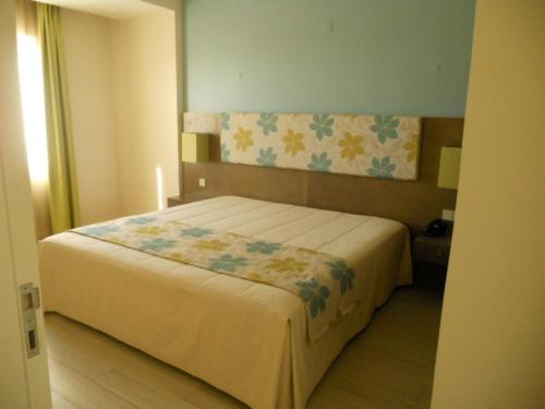 una camera da letto con un letto in una stanza di INATEL Porto Santo a Porto Santo