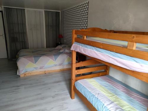 two bunk beds in a small room with at Hôtel Les Remparts in Nozeroy