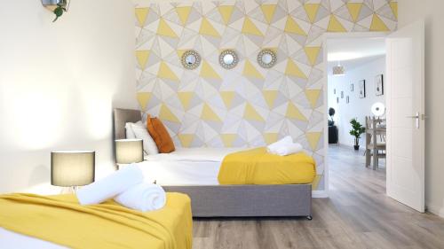 Tempat tidur dalam kamar di Beautiful Contractor&Family Apartment & Close to Bedford Hospital inc Free Parking