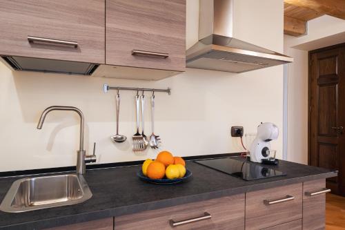 Open Sicily Residence - Central Apartments Near Quattro Cantiにあるキッチンまたは簡易キッチン
