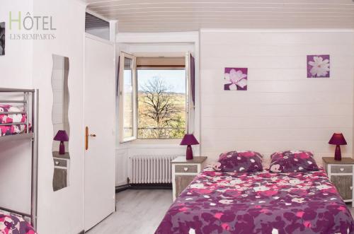 1 dormitorio con cama y ventana en Hôtel Les Remparts en Nozeroy