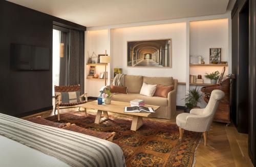 sala de estar con sofá y mesa en Hotel Casa Sagnier en Barcelona