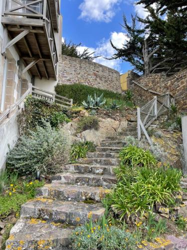 eine Treppe, die zu einem Haus führt in der Unterkunft La Vigie in Le Val-André