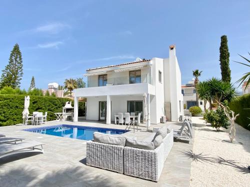 コーラル・ベイにあるLuxury villa Roma near the beachのプールと家のあるヴィラ