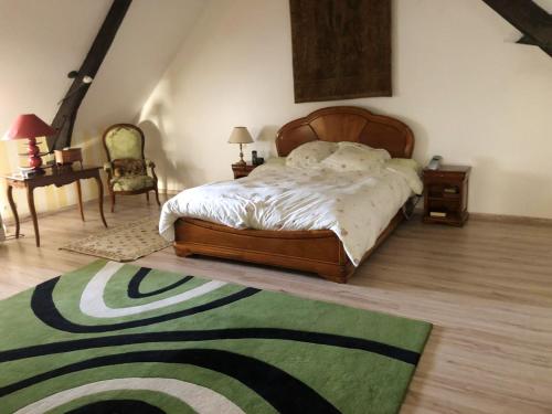 Saint-AulaireにあるMaison de 2 chambres avec jardin clos et wifi a Saint Aulaireのベッドルーム1室(ベッド1台、テーブル、ラグ付)