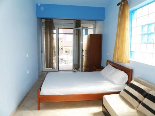 sypialnia z łóżkiem, oknem i kanapą w obiekcie Thassosrent w Limenárii