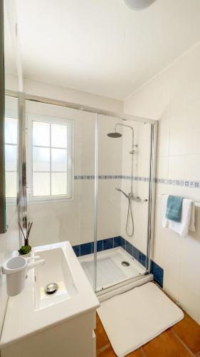 a bathroom with a shower and a sink at Casa Varanda das Furnas in Furnas