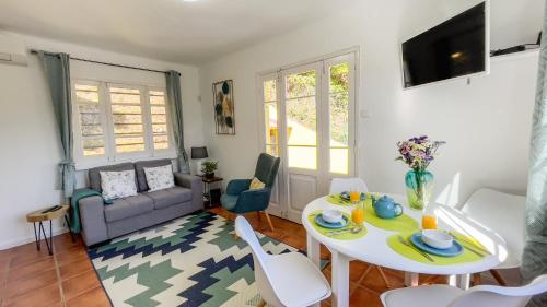 een woonkamer met een tafel en een bank bij Casa Varanda das Furnas in Furnas