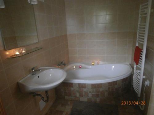 y baño con bañera y lavamanos. en charming house with beautiful landscape, en Frýdštejn