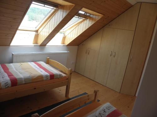 Ein Bett oder Betten in einem Zimmer der Unterkunft charming house with beautiful landscape