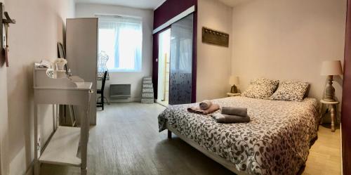 une chambre avec un lit avec un ours en peluche dessus dans l'établissement Appartement Cœur Saint-Martin, à Brest