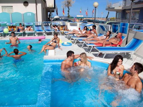 un gruppo di persone sedute in piscina di Hotel Internazionale a Bellaria-Igea Marina