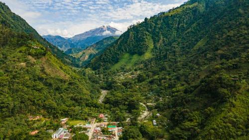 an aerial view of a valley with a mountain at Cabaña Eco amigable en medio de la montaña. in Pastales