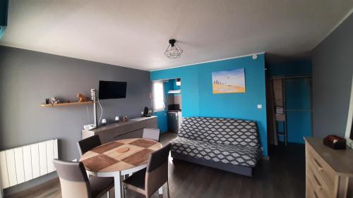 Photo de la galerie de l'établissement Le Petit Bleu de Didonne 28m2 150 m de la plage avec balcon, à Saint-Georges-de-Didonne