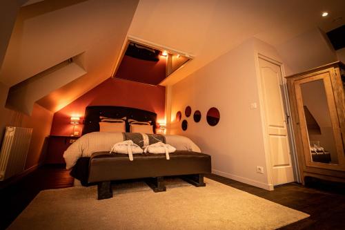 Кровать или кровати в номере Nuances d'Alcôves