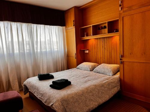 une chambre avec un lit avec deux sacs dessus dans l'établissement Superbe appartement face mer, à Le Touquet-Paris-Plage