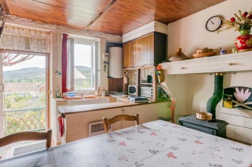 Kuchyň nebo kuchyňský kout v ubytování le relais de Sommant