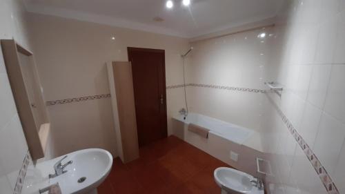 حمام في Porta Reguengos - Apartamento moderno Alentejo central