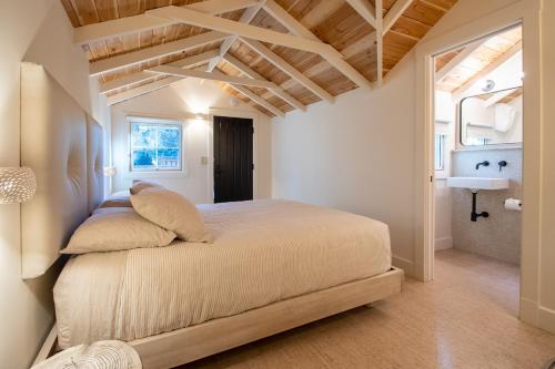 ein Schlafzimmer mit einem großen Bett in einem Zimmer in der Unterkunft Dawn Ranch in Guerneville