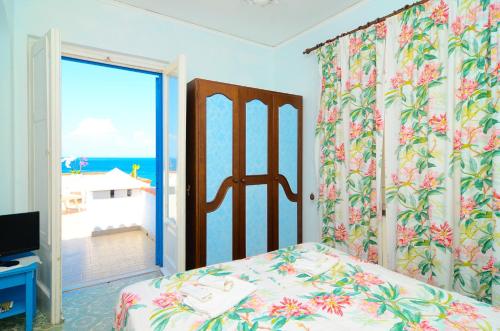 una camera da letto con un letto con vista sull'oceano di Hotel Terme Marina a Ischia