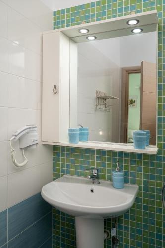 a bathroom with a sink and a mirror at Villa Jodi in Pitsidia