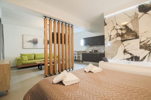 1 dormitorio con 1 cama con 2 almohadas en *Oasis* Best View Jacuzzi New Central Apartment, en Volos