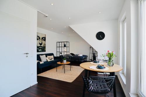 ein Wohnzimmer mit einem Tisch und einem Sofa in der Unterkunft SUNSET APARTMENT: FREE PARKING + BALCONY + NETFLIX in Essen