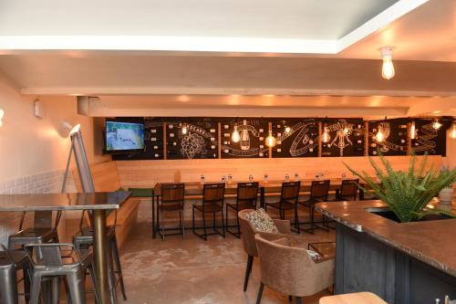 The Originals Boutique Hôtel La Villa Ouest & Spaにあるテレビまたはエンターテインメントセンター