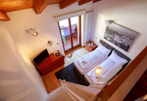 an overhead view of a bedroom with a bed and a window at B&B AI PELLEGRINI in Villa Santina