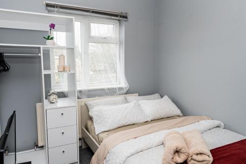 Gallery image of Shirley house 2, Self Catering Guest House, Self Check in, Smart locks, 10 min Walk to Southampton General, Aspire and Princess Anne Hospitals, Access to Fully Equipped Kitchen, Excellent Transport Links, Ideal for Longer Stays and Hospital Shifts in Southampton
