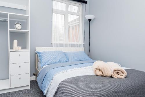 a bedroom with a bed with towels on it at Shirley house 2, Self Catering Guest House, Self Check in, Smart locks, 10 min Walk to Southampton General, Aspire and Princess Anne Hospitals, Access to Fully Equipped Kitchen, Excellent Transport Links, Ideal for Longer Stays and Hospital Shifts in Southampton