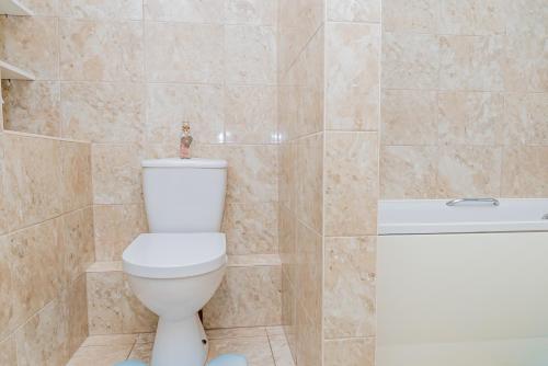 a bathroom with a toilet and a bath tub at Shirley house 2, Self Catering Guest House, Self Check in, Smart locks, 10 min Walk to Southampton General, Aspire and Princess Anne Hospitals, Access to Fully Equipped Kitchen, Excellent Transport Links, Ideal for Longer Stays and Hospital Shifts in Southampton
