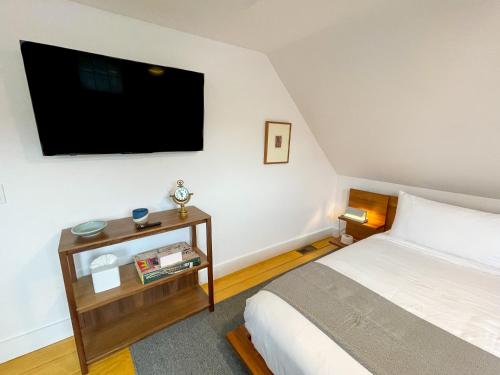 Postel nebo postele na pokoji v ubytování Inn at Cook Street