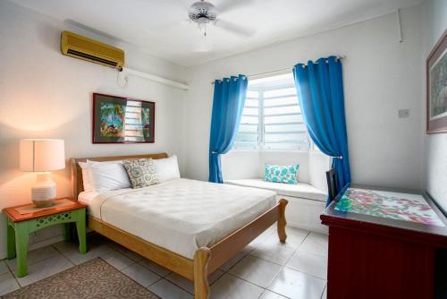 Een bed of bedden in een kamer bij Banyan Beach House Villa