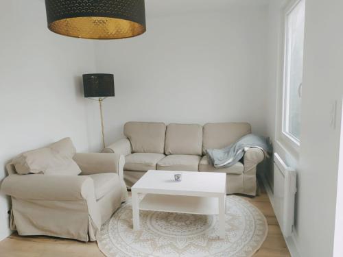 uma sala de estar com um sofá e uma mesa de centro em "Mont 1er Pas" proche Mont St Michel em Pontorson